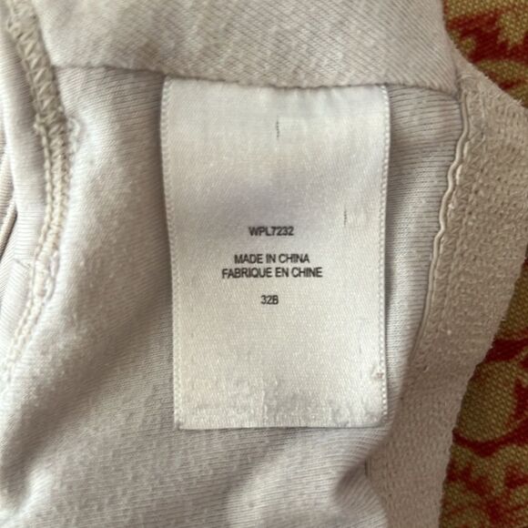 Lot of 32B lace bras and one sports bra no underwires - Picture 2 of 3